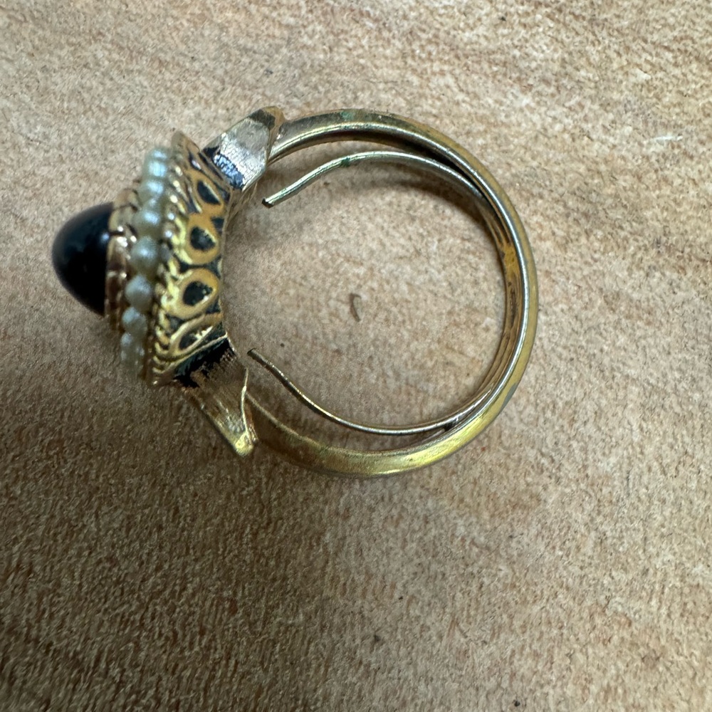 Vintage Avon Gold Ring with Black Stone - Picture 3 of 4
